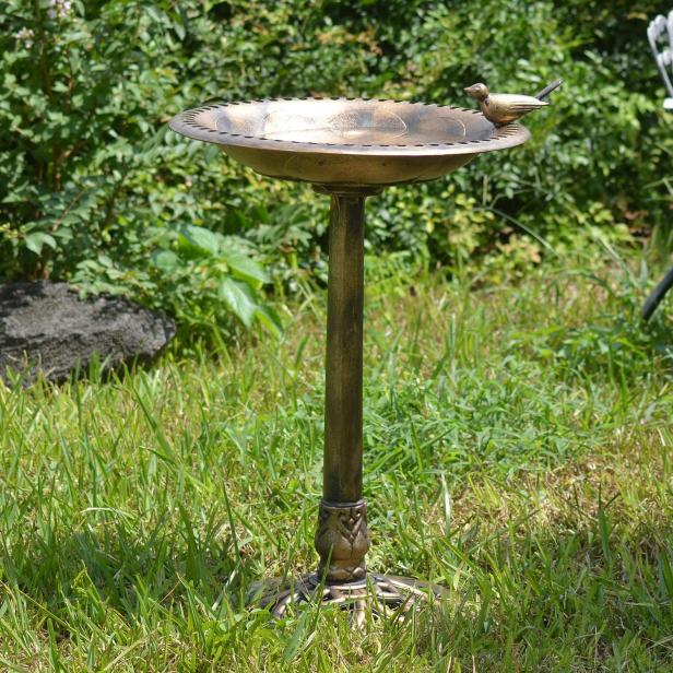 11 of the Best Birdbaths: Your Guide to Water Features for Your Feathered Friends 1